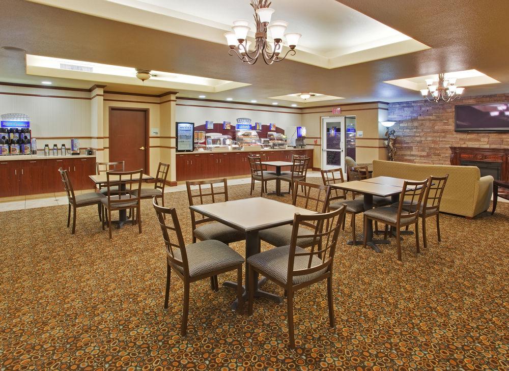 Holiday Inn Express & Suites Dinuba West By Ihg Εξωτερικό φωτογραφία