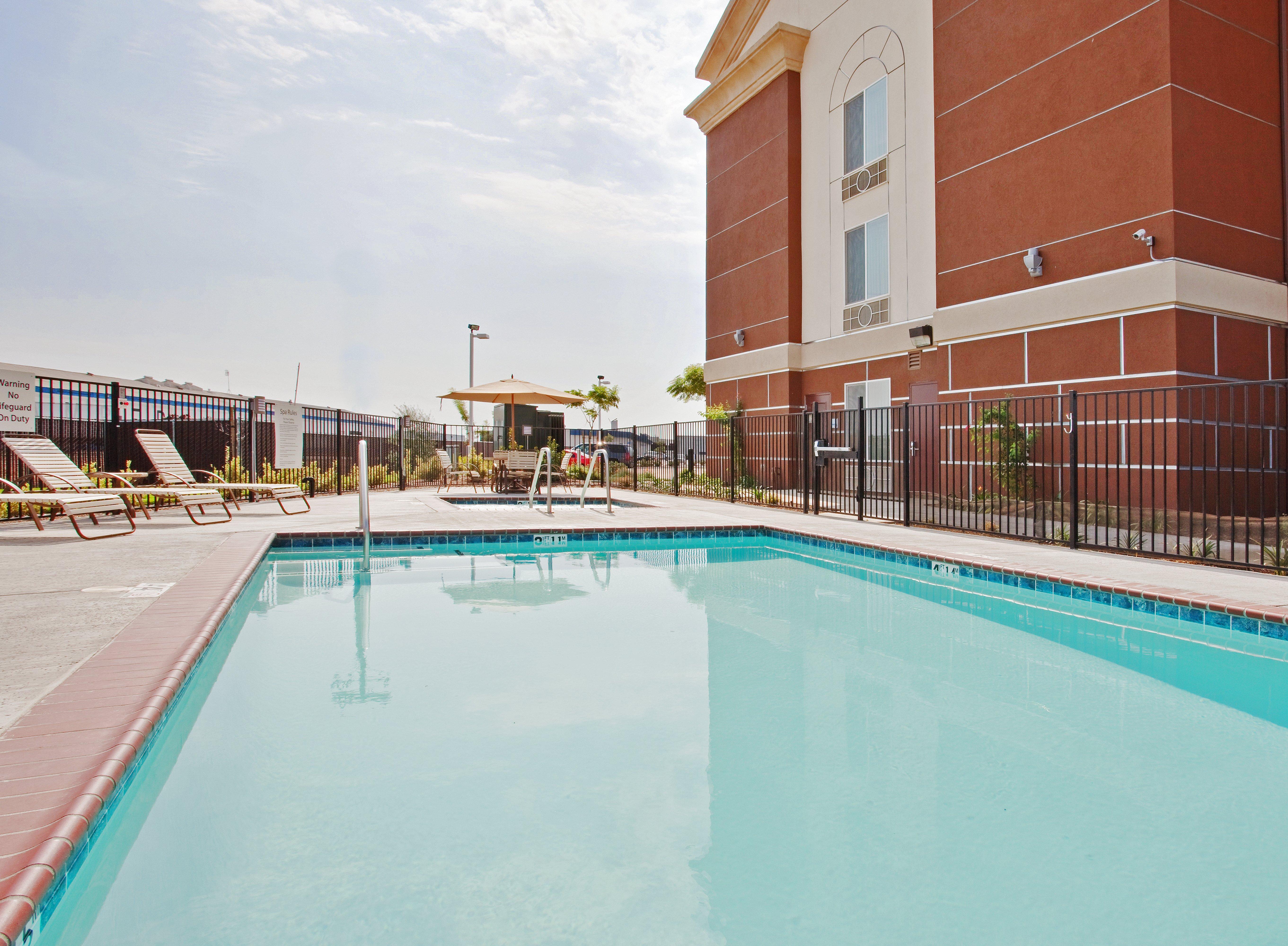 Holiday Inn Express & Suites Dinuba West By Ihg Εξωτερικό φωτογραφία