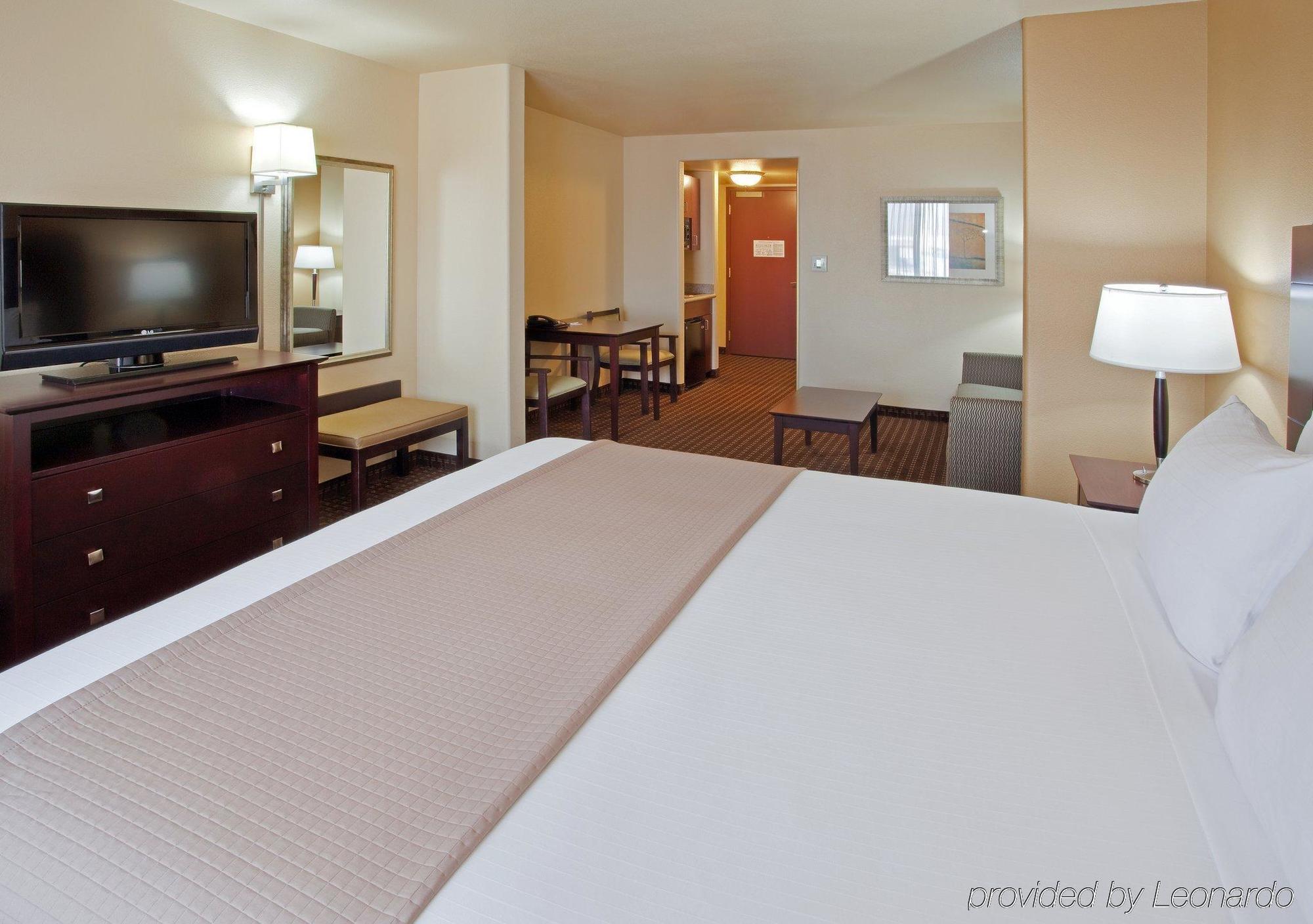 Holiday Inn Express & Suites Dinuba West By Ihg Δωμάτιο φωτογραφία